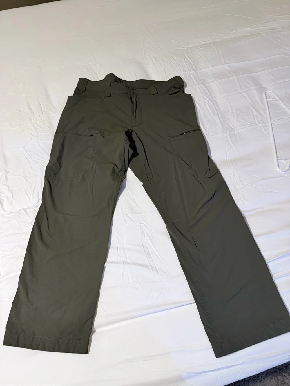 Duluth Trading Co Dark Olive Tech Cargo Pants - Picture 1 of 3